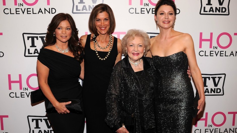 Hot in cleveland cast