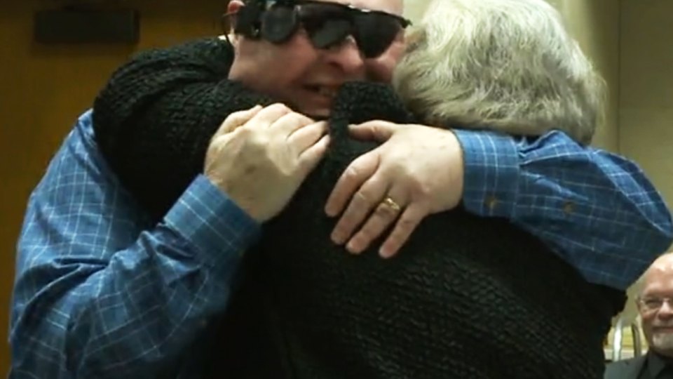 Blind Man Sees His Wife for the First Time in a Decade with a "Bionic ... pic