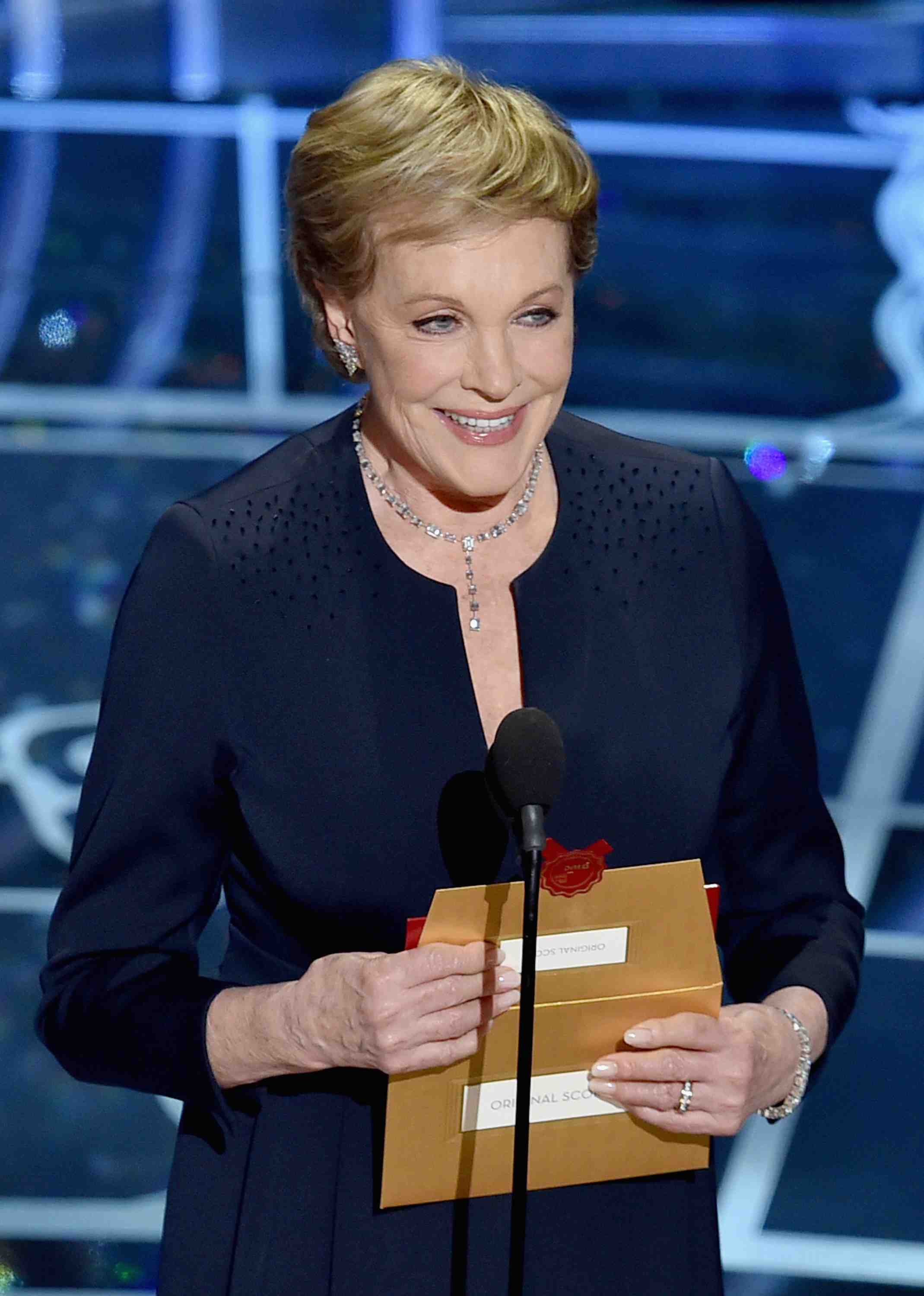 Julie Andrews Makes a Surprise Appearance at the Oscars for 'The Sound ...