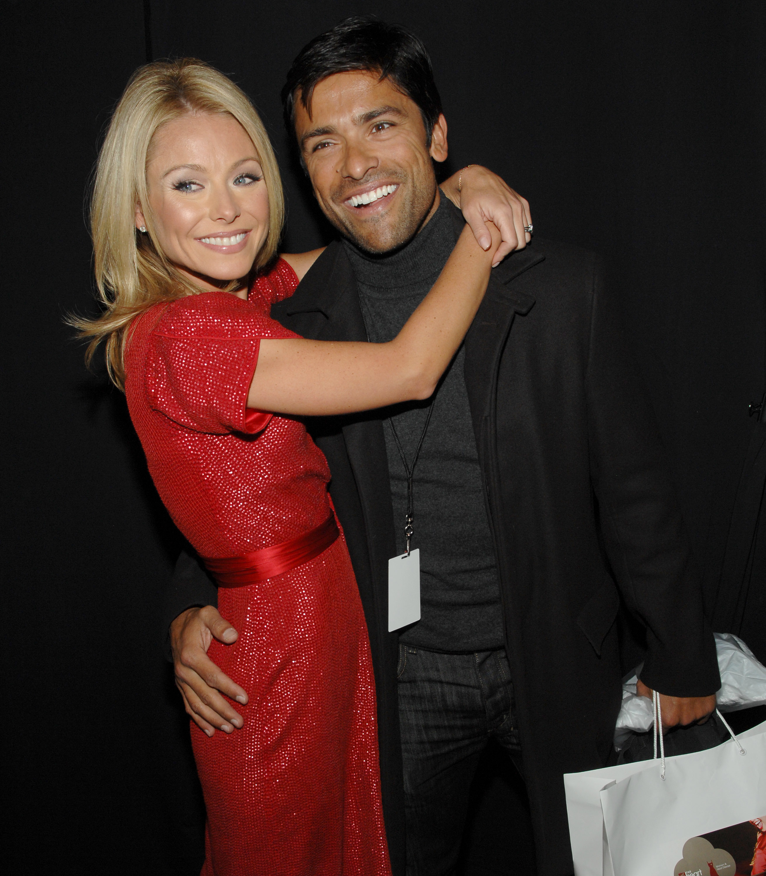 Kelly Ripa And Mark Consuelos Share Steamy Kiss In Adorable Throwback