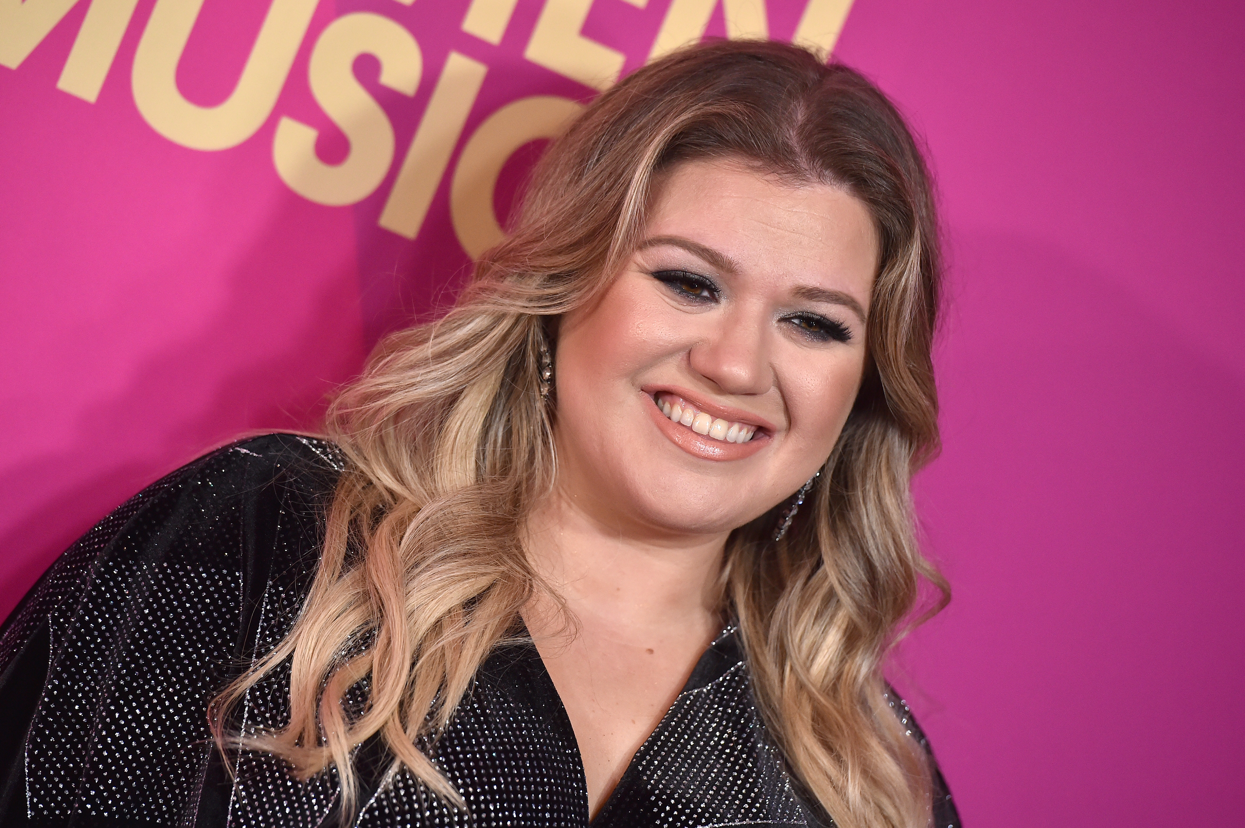 Kelly Clarkson Debuts Her New Blonde Hair at a Charity Event