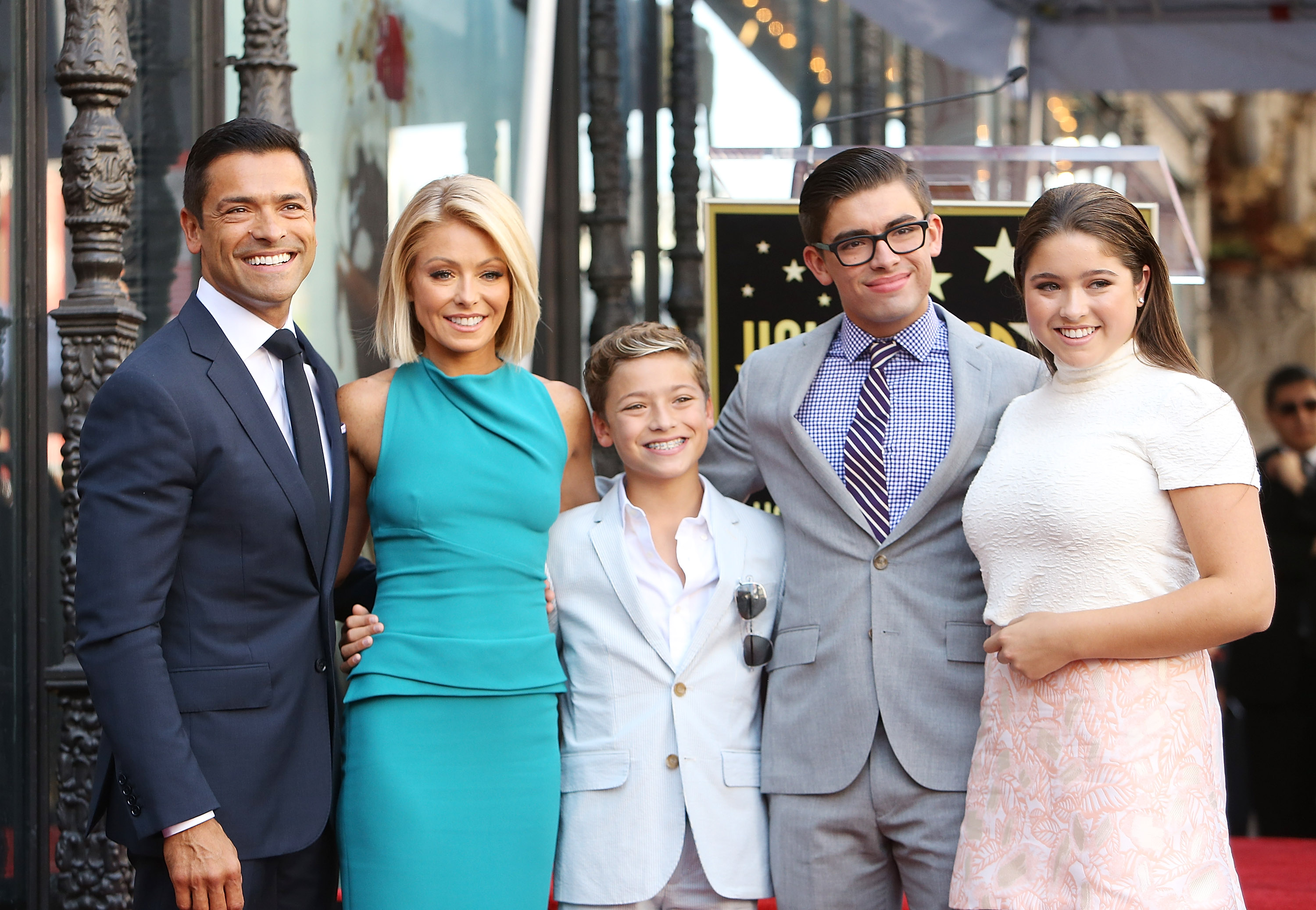 Kelly Ripa Shares Hilarious Tbt Photo Of Herself On Vacation With Her Kids