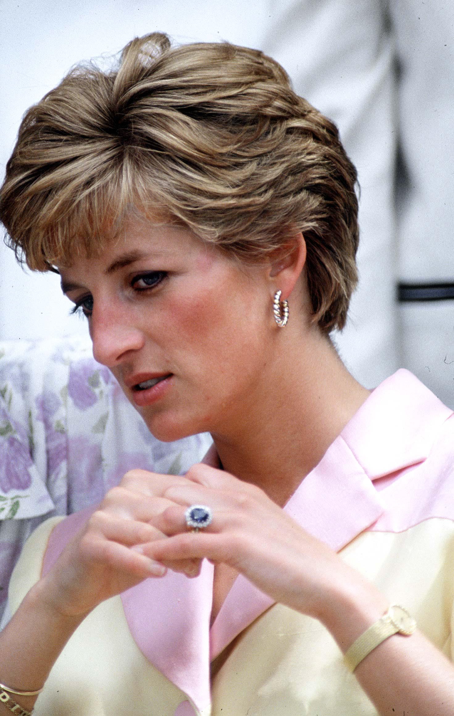 Princess Diana's 'replacement' engagement ring worth £75,000 now belongs to  Meghan Markle | Express.co.uk