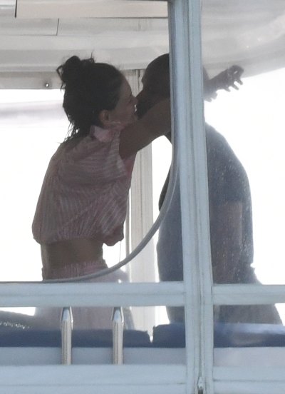*PREMIUM EXCLUSIVE* Katie Holmes and boyfriend Jamie Foxx kiss while spending New Year's weekend together on a private yacht in Miami