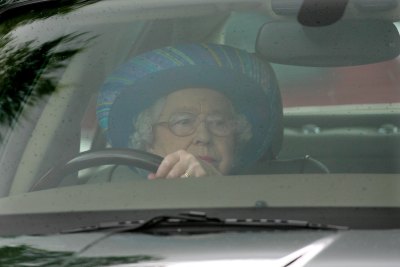 queen-elizabeth-driving