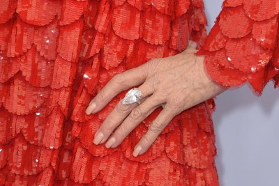  jane-fonda-red-gown-sag-awards-3-million-dollar-ring