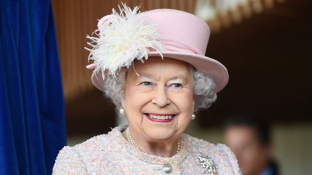 Queen Elizabeth Has Used The Same Handbag For Almost 50 Years