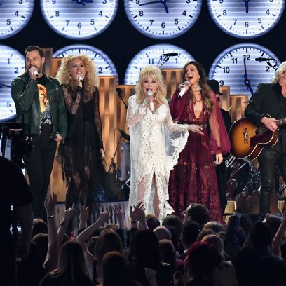 dolly-parton-grammys-performance-tribute-whole-group