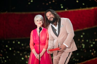 Helen Mirren and Jason Momoa present award at the 2019 Oscars