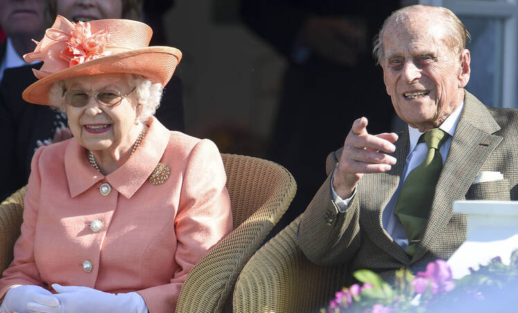 Queen Elizabeth s Bruised Hand Causes Concern In New Photos