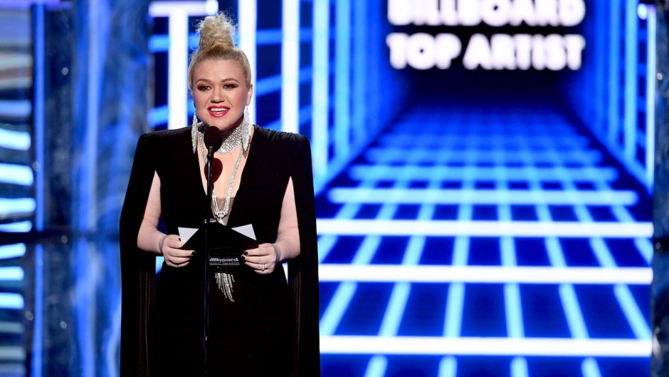 Kelly Clarkson 2019 BBMAs appendix surgery billboard music awards emergency surgery