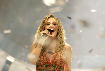 Carrie Underwood wins American Idol 2005