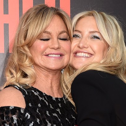 kate-hudson-goldie-hawn-premiere-fox-snatched-red-carpet