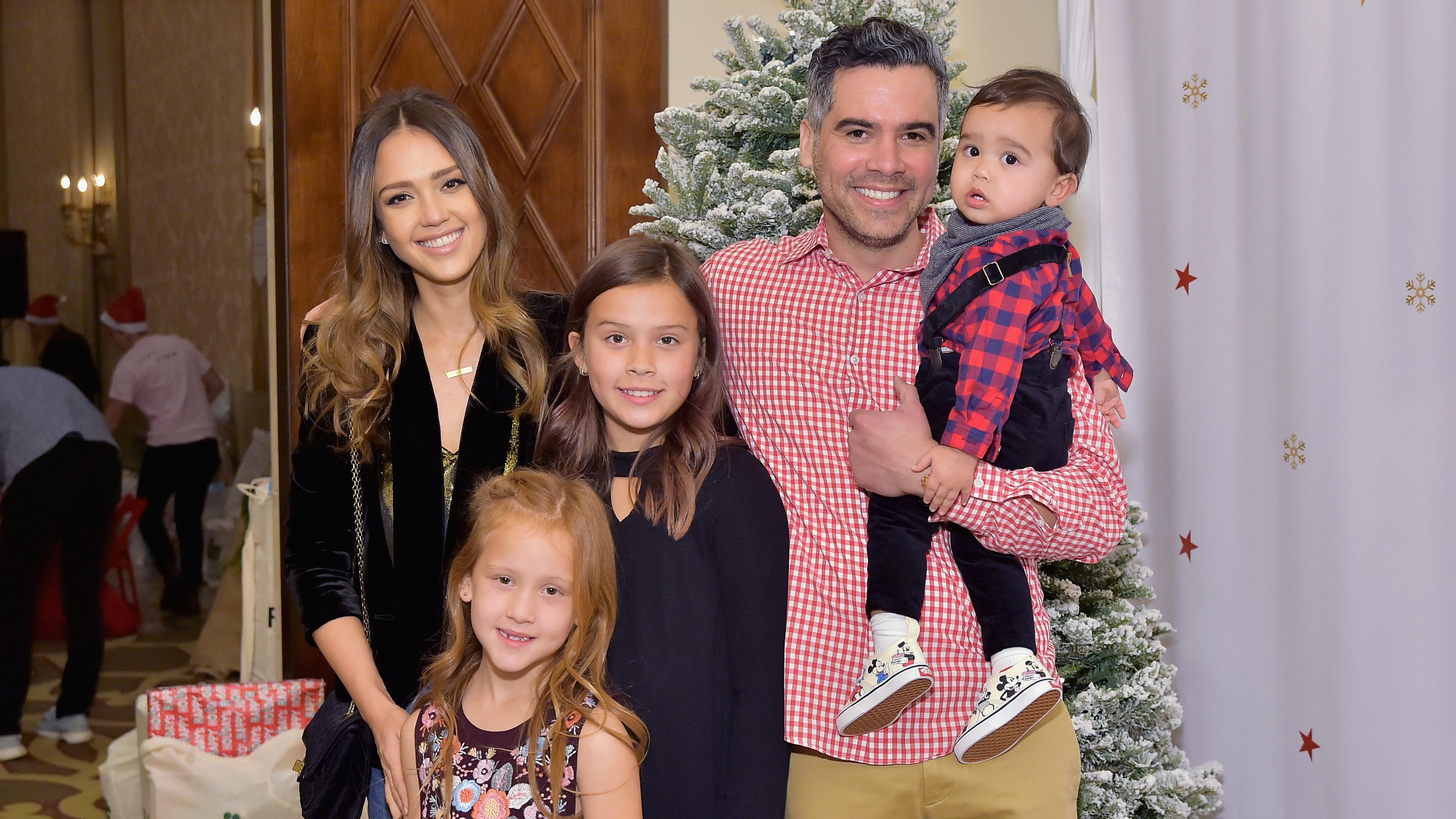 Jessica Alba And Cash Warren S Kids Meet The Couple S 3 Children Best gift to ring in the new year! alba captioned the adorable photo. jessica alba and cash warren s kids
