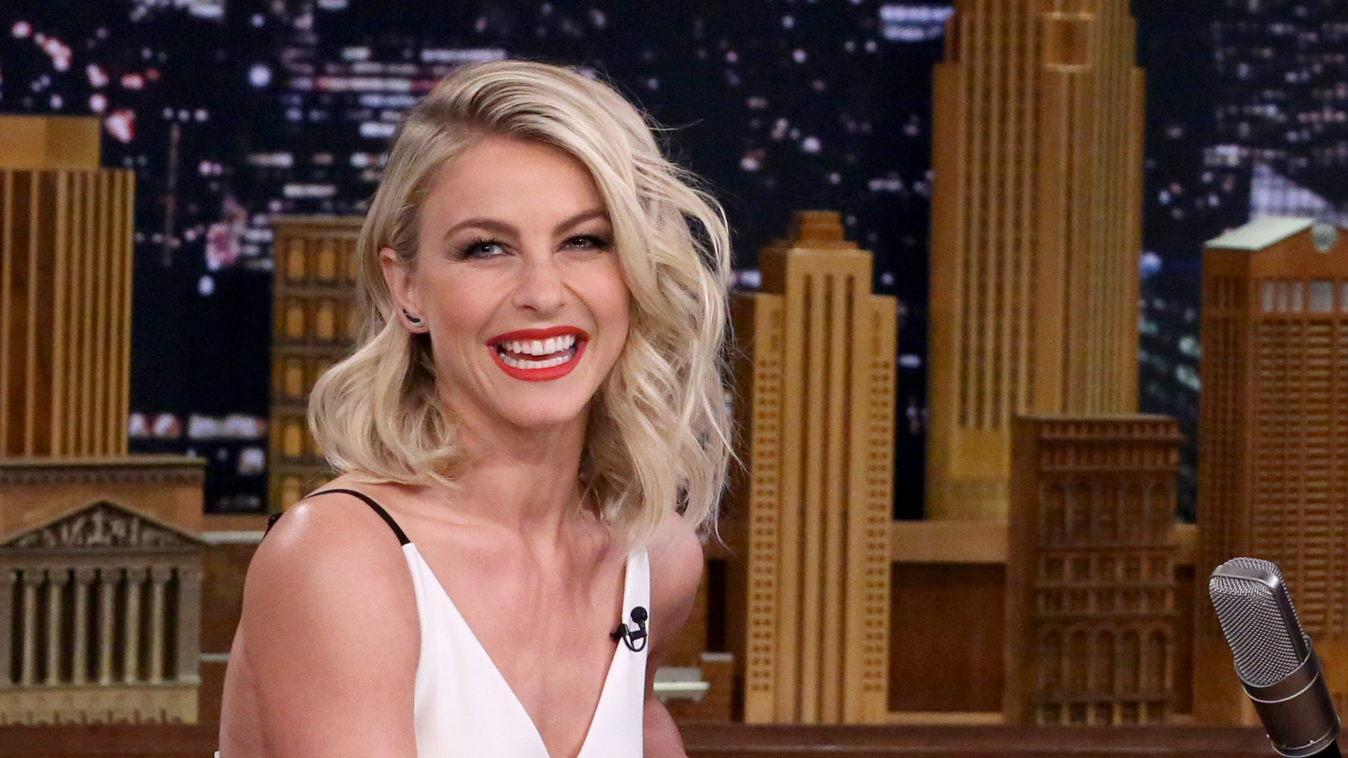 Who Is Julianne Hough Fun Facts About The Dwts Professional Dancer
