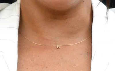 meghan-markle-gold-a-necklace
