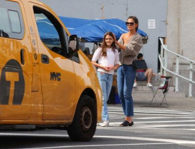 katie-holmes-shows-off-skin-while-hailing-nyc-cab-with-daughter-suri