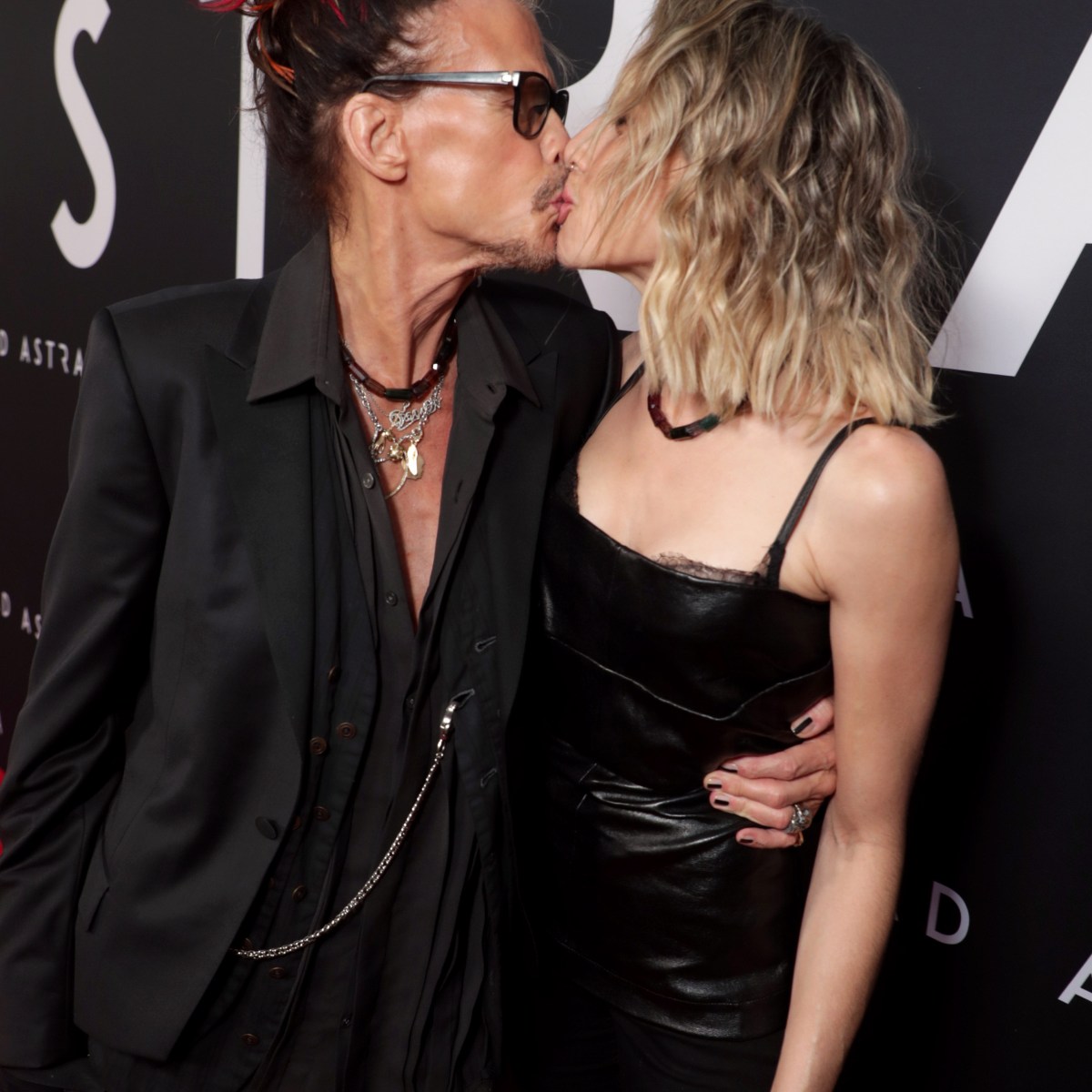 Steven Tyler And Aimee Preston Rocker Does Pda With Girlfriend