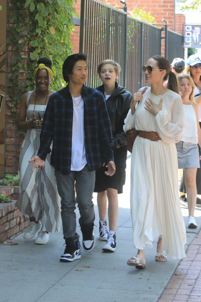 angelina-jolie-eats-lunch-with-kids-los-angeles