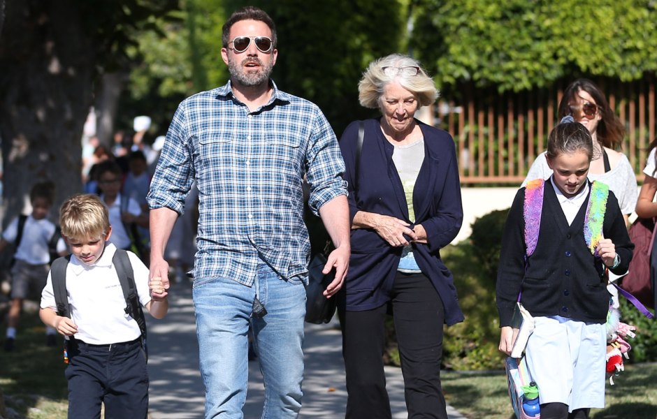 Ben Affleck picking up his children with his mother in Los Angeles