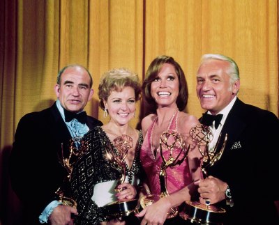 Ed Asner at the 1976 Emmy Awards With the 'Mary Tyler Moore Show' Cast