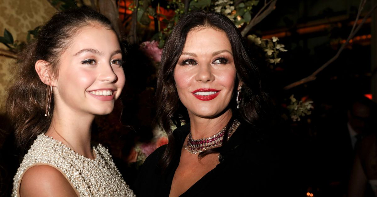 Catherine Zeta Jones Attempts Selfie Of Daughter Carys And Mom