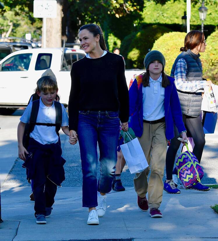 Jennifer Garner treating her kids for manicure .