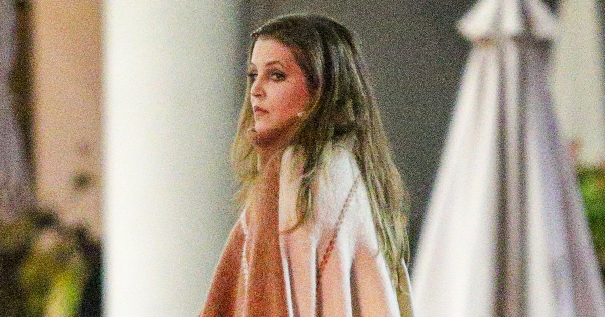 Lisa Marie Presley Keeps It Casual While Grocery Shopping