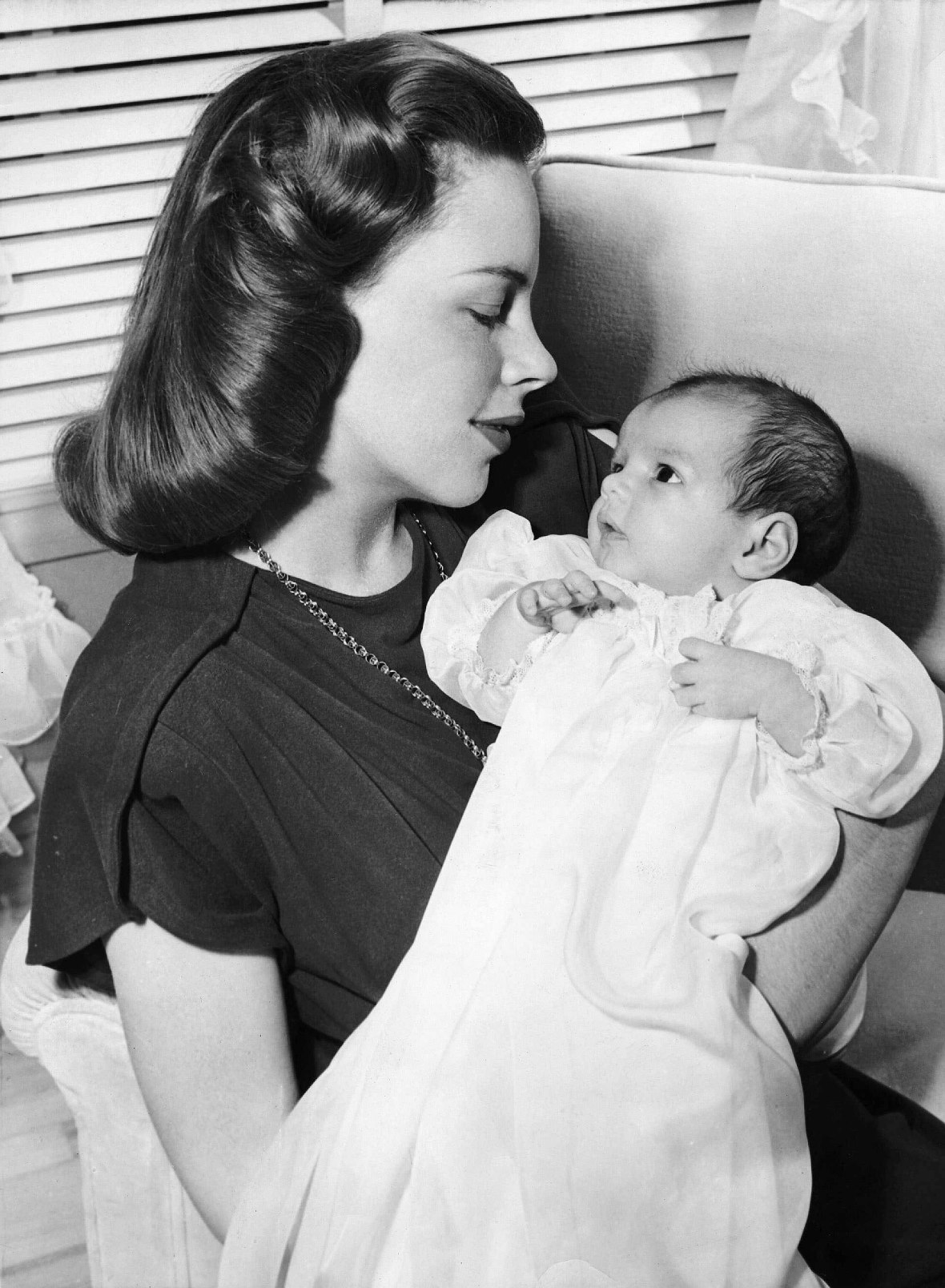 Judy Garland trzymająca na rękach córeczkę Lizę Minnelli