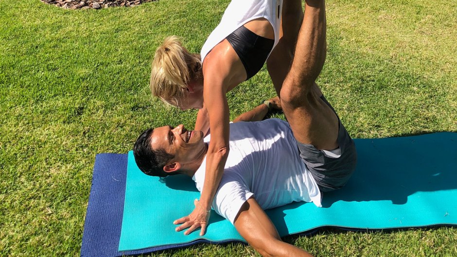 kelly-ripa-mark-consuelos-working-out