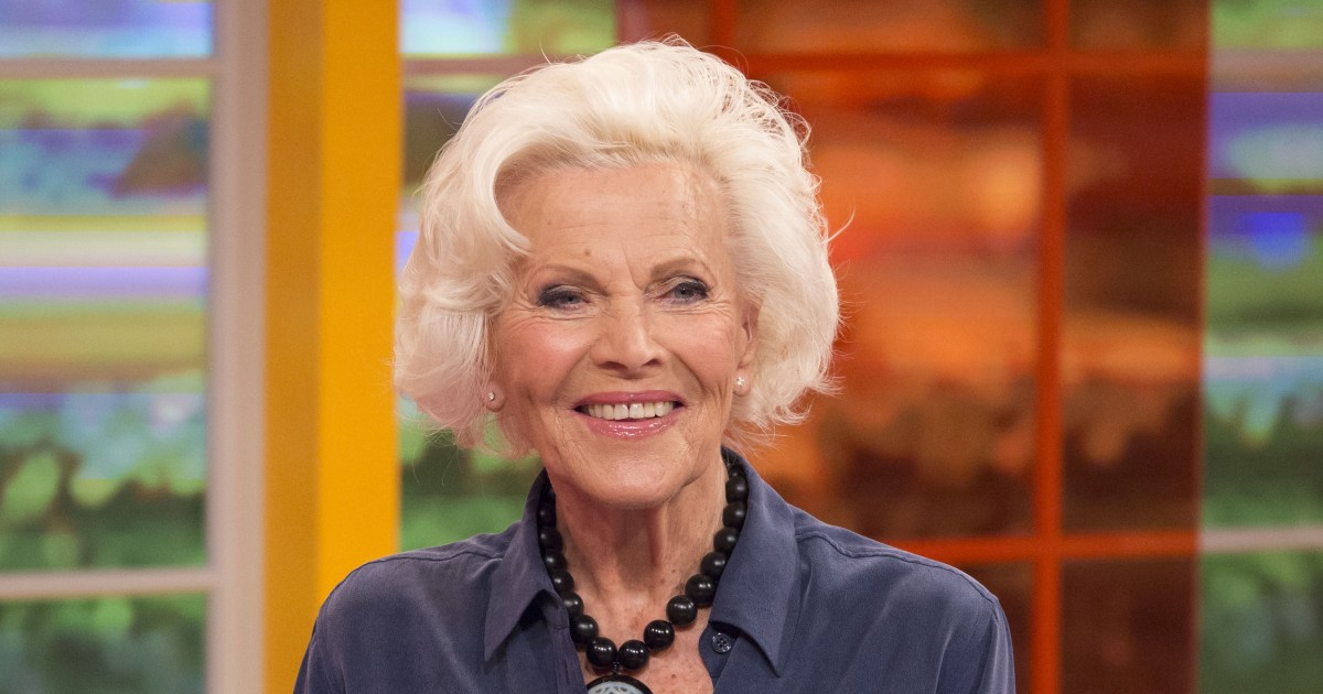 Honor Blackman Dies At Age 94 Bond Girl Pussy Galore S Death