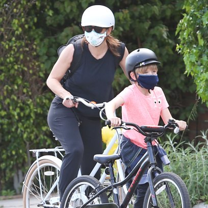 Jennifer Garner out and about, Los Angeles, USA - 05 Apr 2020