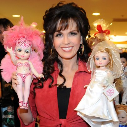 marie-osmond-recreates-childhood-photo-with-her-doll-collection