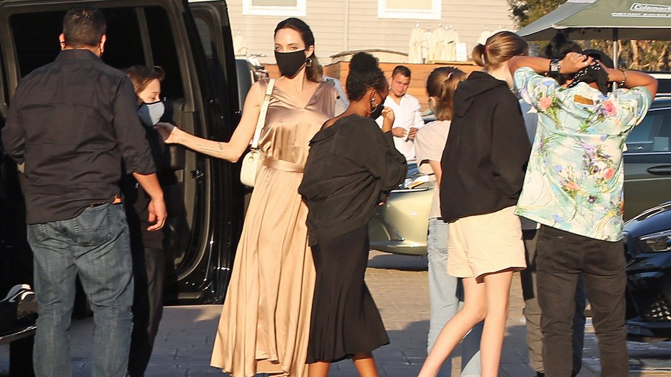 angelina-jolie-and-her-6-kids-go-to-dinner-in-los-angeles-photos