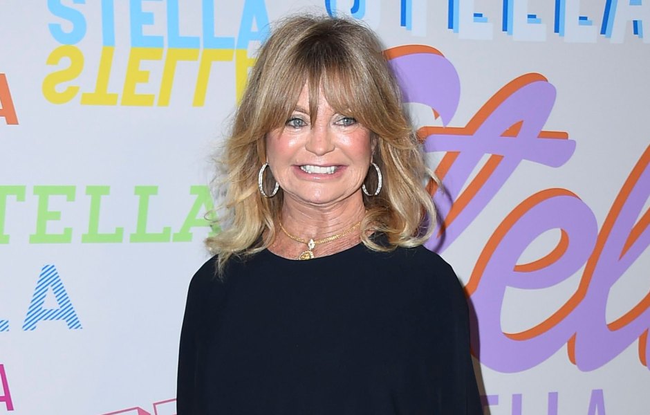 goldie-hawn-decorates-her-christmas-tree-at-home-in-cute-video