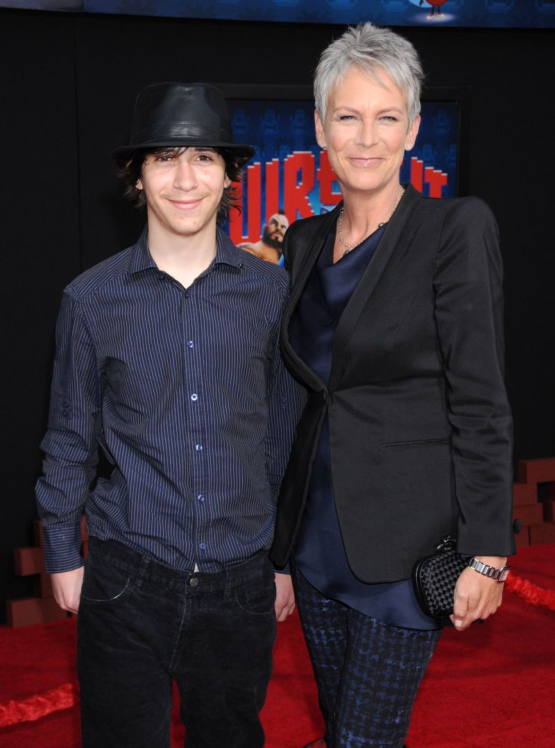 Jamie Lee Curtis Son In Halloween Jamie Lee Curtis Goes All Out For Warcraft Red Carpet Time 