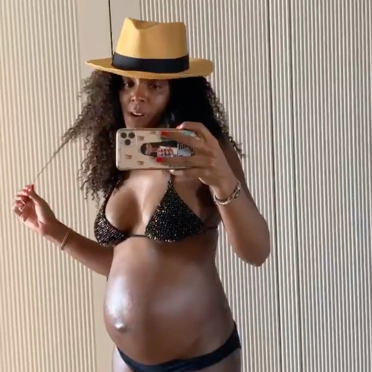 Kelly Rowland Bikini Photos: Sexiest Swimsuit Pictures