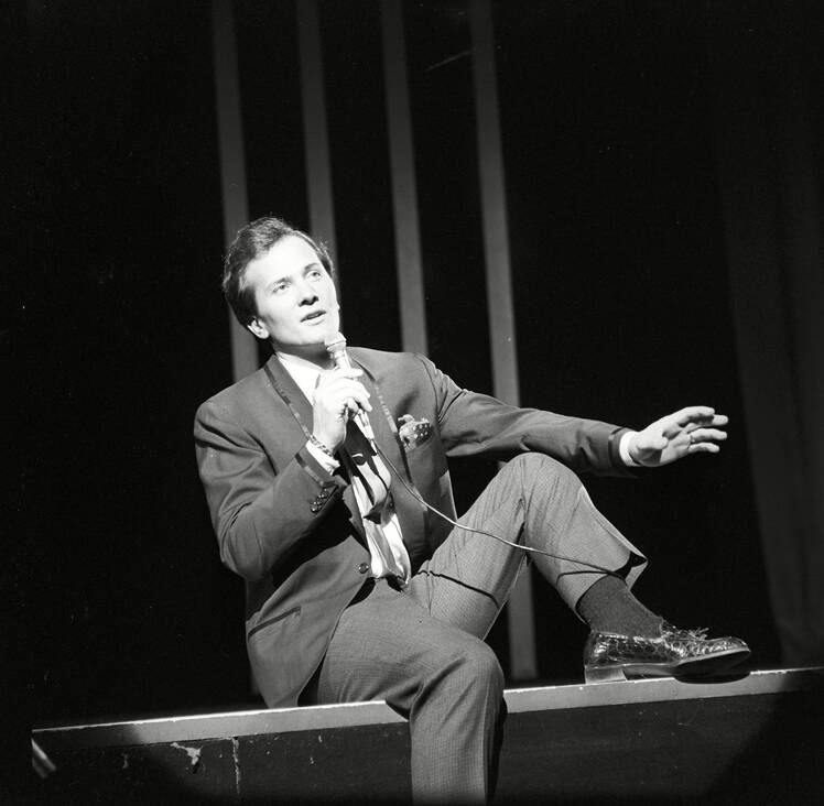 Pat Boone Says Elvis Was 'Not Comfortable' During 1st Meeting | Closer Weekly