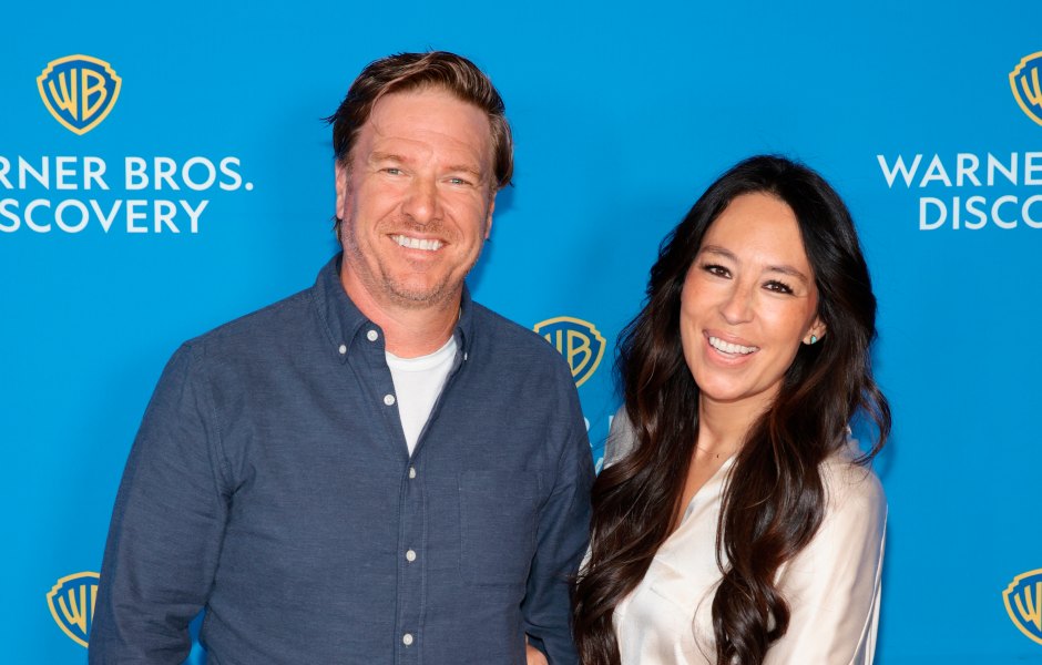 Joanna Gaines holds onto Chip Gaines' arm