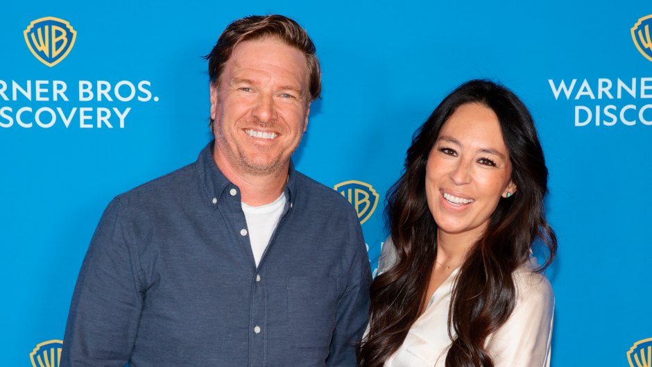 Joanna Gaines holds onto Chip Gaines' arm
