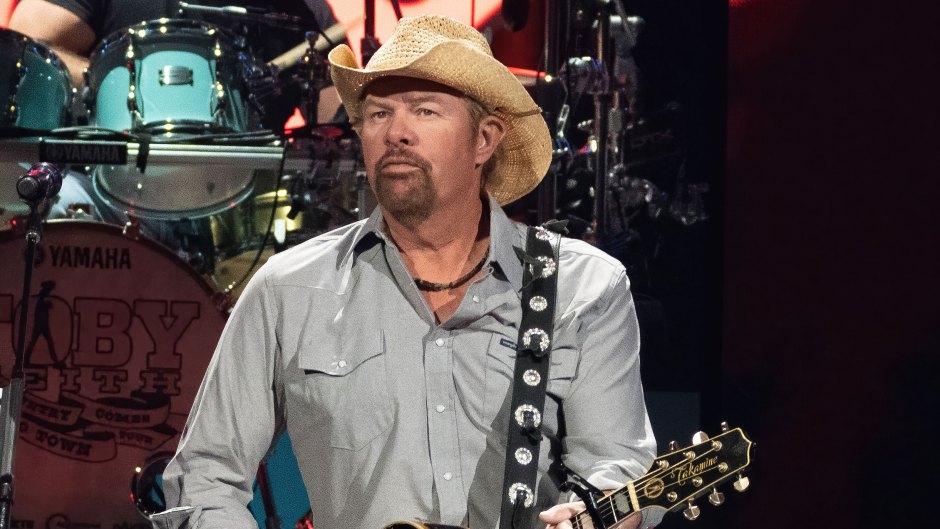 Toby Keith returns to concert stage after stomach cancer diagnosis