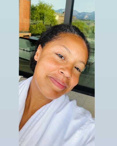 Sheinelle Jones shows off gray hair in a bathrobe on vacation