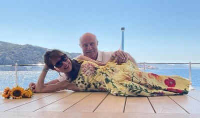 Robin McGraw lays on table in front of Dr. Phil McGraw