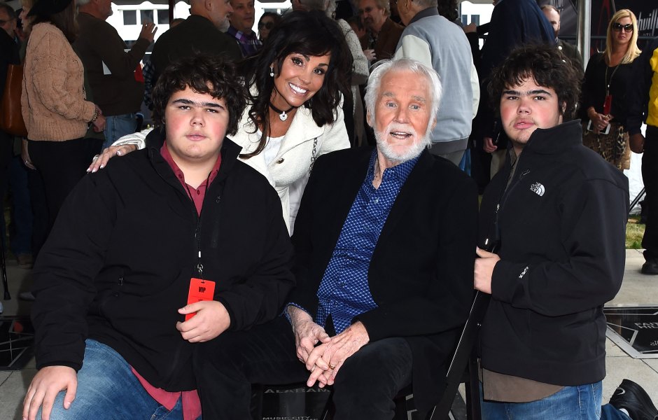 Kenny Rogers sits in chair next to twins Justin and Jordan