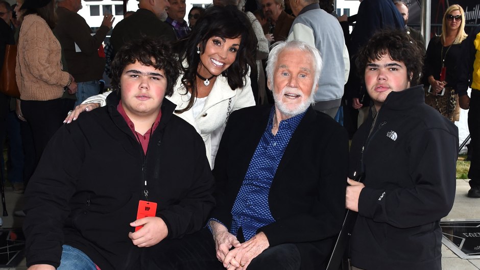 Kenny Rogers sits in chair next to twins Justin and Jordan
