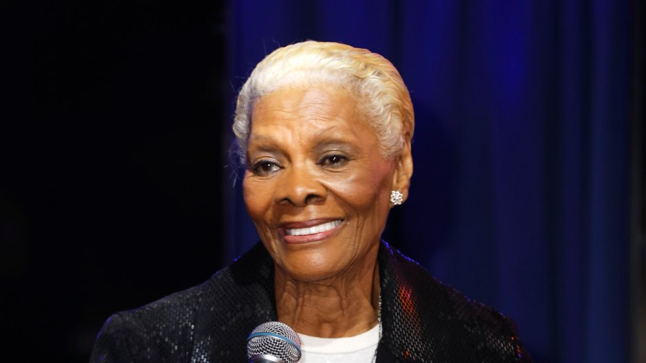Dionne Warwick holds microphone on stage