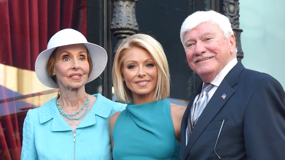 Kelly Ripa stands in between parents Esther and Joseph Ripa