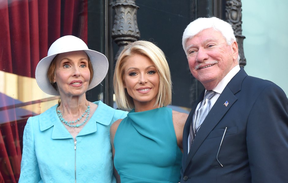 Kelly Ripa stands in between parents Esther and Joseph Ripa