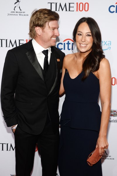 Chip Gaines looks at wife Joanna Gaines on red carpet