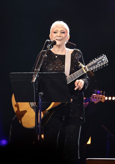 judy-collins-performing